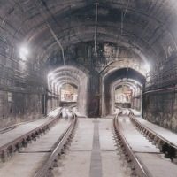 Una fábrica de armas en un túnel de metro